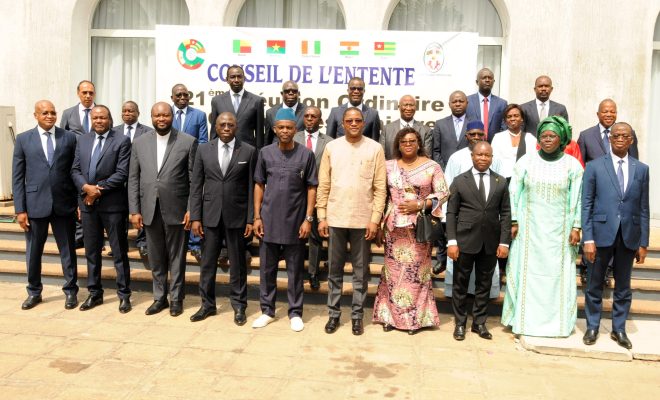 Ministres-et-experts-ont-pose-pour-la-posterite-Photo-GNONEGUE-Pour-Komla-texte-Conseil-de-lEntente-660x400